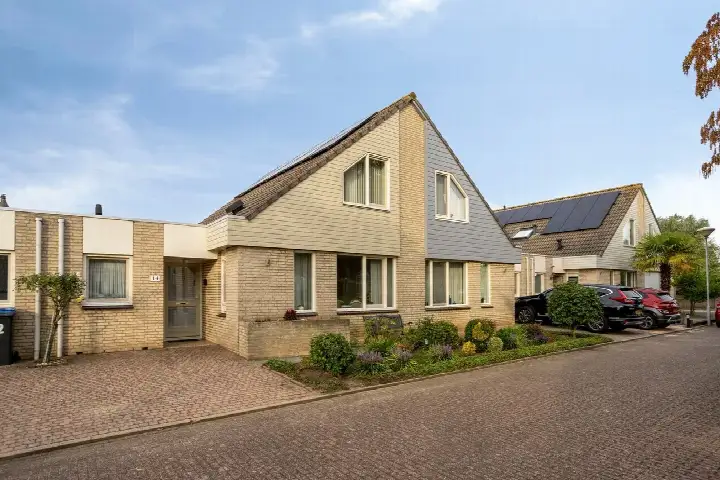 Tussenwoning te koop: Anna van Asseldonkhof 14, De Staatsliedenbuurt 'S-Hertogenbosch