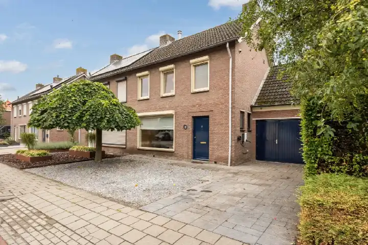 Twee-onder-één-kap te koop: Antoniusstraat 8, Kern Ell Ell