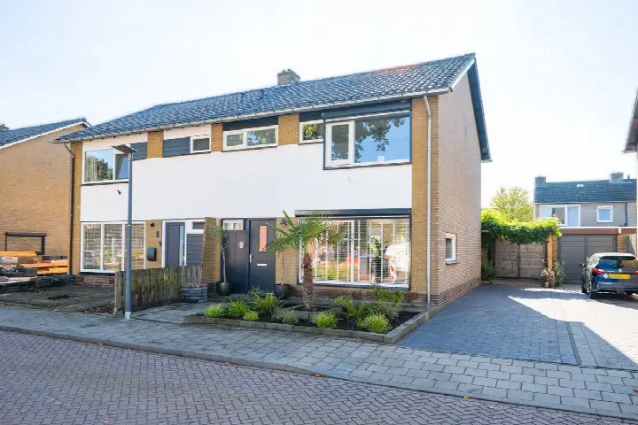 Twee-onder-één-kap te koop: Arentzenstraat 7, Varsseveld Varsseveld