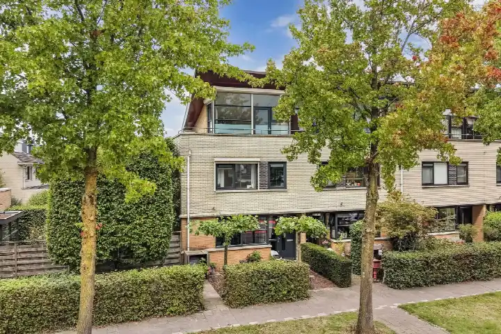 Corner house for sale: Aristoteleslaan 3, Filosofenbuurt Huizen
