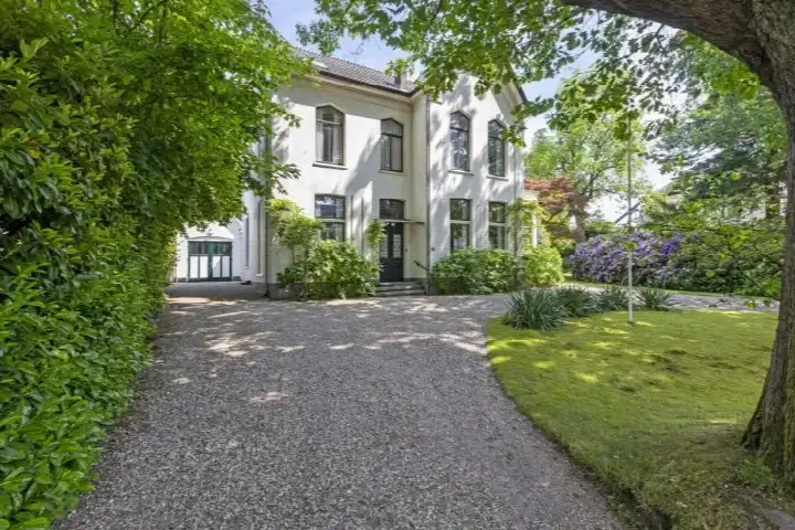 Vrijstaande woning te koop: Arnhemsestraatweg 10, Velp-Noord boven spoorlijn Velp