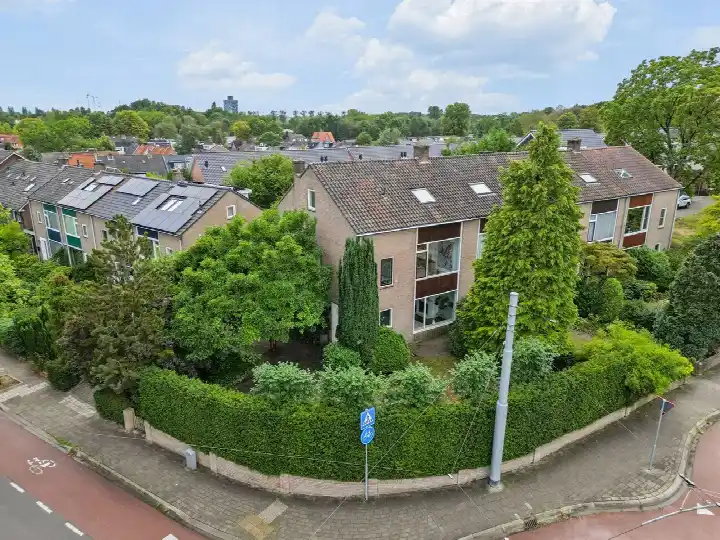 Hoekwoning te koop: Arnhemsestraatweg 25, Velp-Noord boven spoorlijn Velp (Ge)