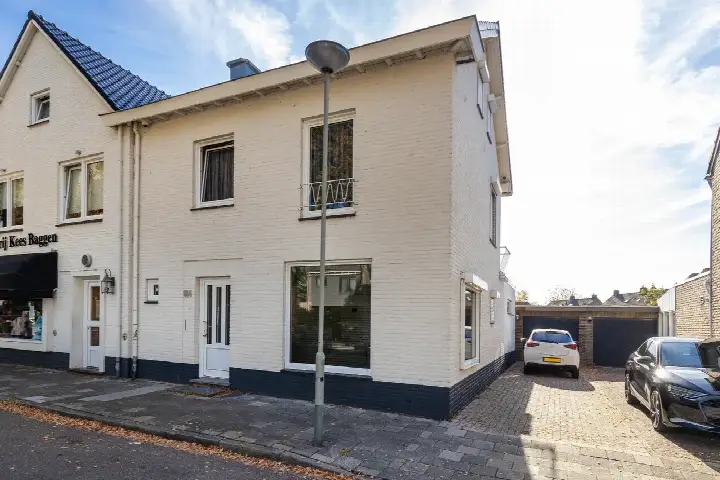 Corner house for sale: Augustinusstraat 104, Geleen-Centrum Geleen