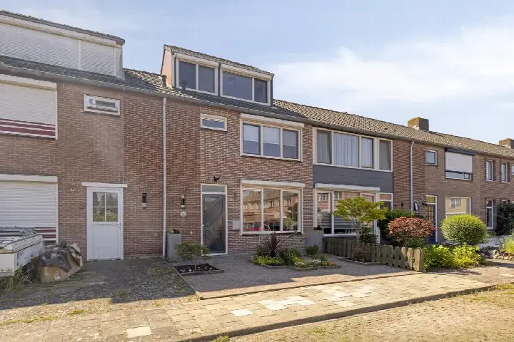 Terraced house for sale: Azaleastraat 11, Kern Hoek Hoek