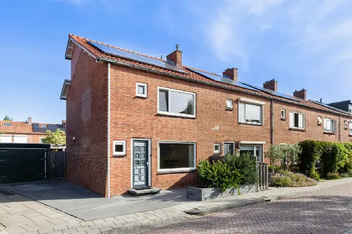 Corner house for sale: Azaleastraat 12, Florabuurt Alblasserdam