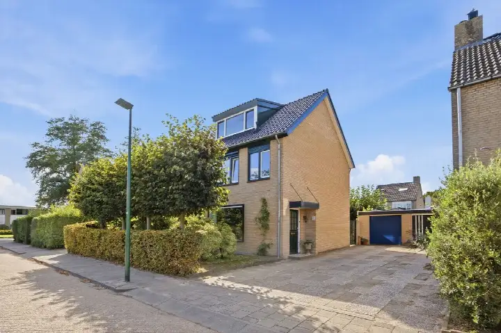 Detached house for sale: Barentszstraat 1, West 2 Dongen