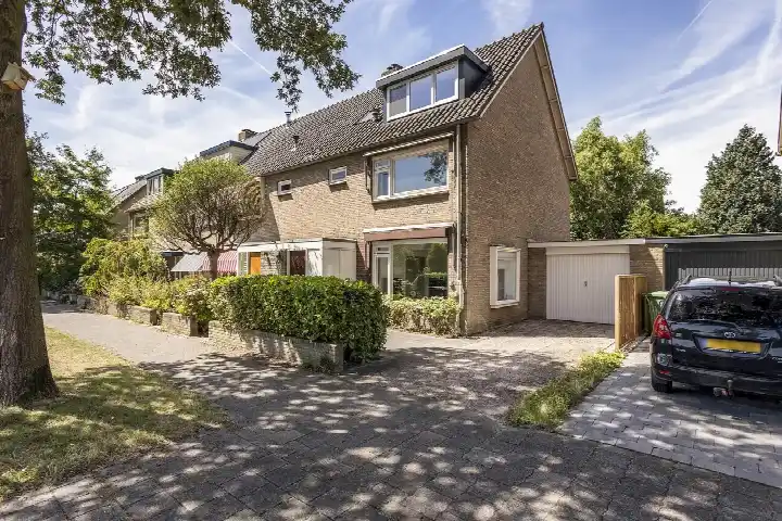 Tussenwoning te koop: Baron Schimmelpenninck van der Oyelaan 40, Boschgeest Voorschoten