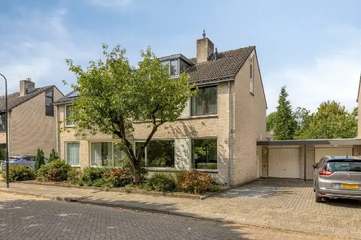 Tussenwoning te koop: Baroniesingel 21, De Baarzen Vught