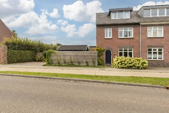 Twee-onder-één-kap te koop: Beekstraat 102, Oud-Geleen en Haesselderveld Geleen