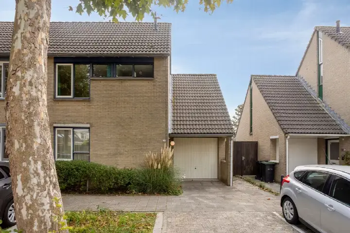 Twee-onder-één-kap te koop: Beethovenstraat 18, Muziekwijk Z.-Oost Almere