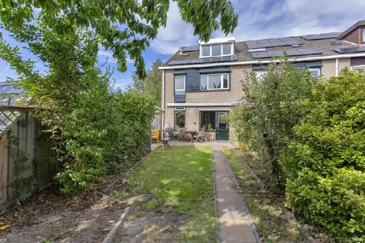 Corner house for sale: Beetwortelweg 77, Oud-Beijerland Spuioeverwijk Oud-Beijerland
