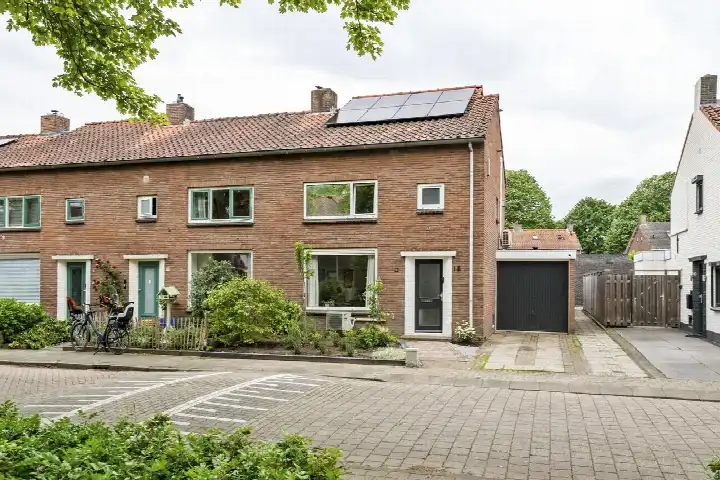 Hoekwoning te koop: Begoniastraat 12, Burgemeesterswijk Tiel