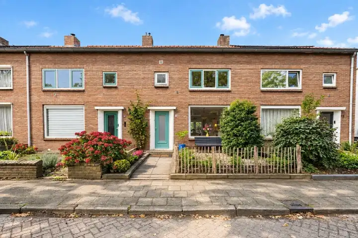 Tussenwoning te koop: Begoniastraat 14, Burgemeesterswijk Tiel