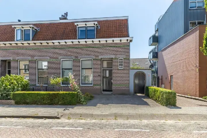 Corner house for sale: Beneden Molendijk 49, Oud-Beijerland Zeeheldenwijk Oud-Beijerland