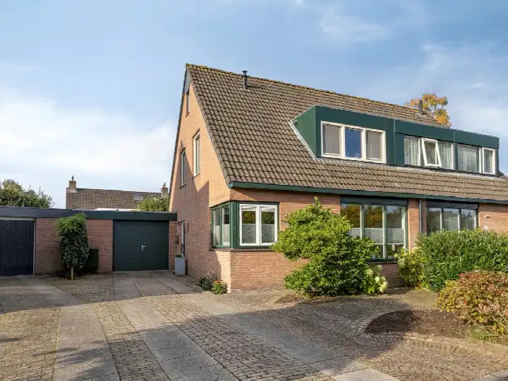 Tussenwoning te koop: Benedictijnenhove 32, Munnikhove Leusden