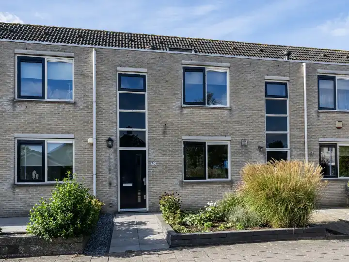 Tussenwoning te koop: Beresteyn 30, Goedereede woonkern Goedereede