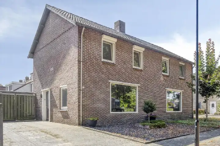 Twee-onder-één-kap te koop: Bergslandstraat 10, Centrum west Asten
