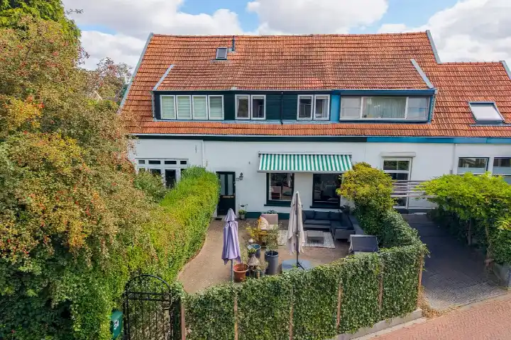 Tussenwoning te koop: Bergweg 34, Velp-Noord boven spoorlijn Velp