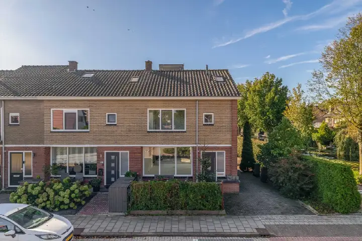 Corner house for sale: Berlagestraat 31, Wibautsraat en Lorentzweg Lekkerkerk