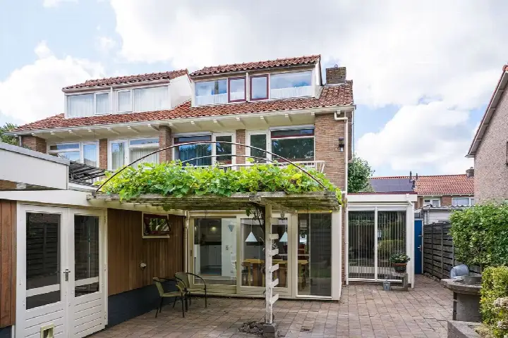 Twee-onder-één-kap te koop: Bernard de Vriesstraat 4, Grote Waal - Buurt 13 00 Hoorn