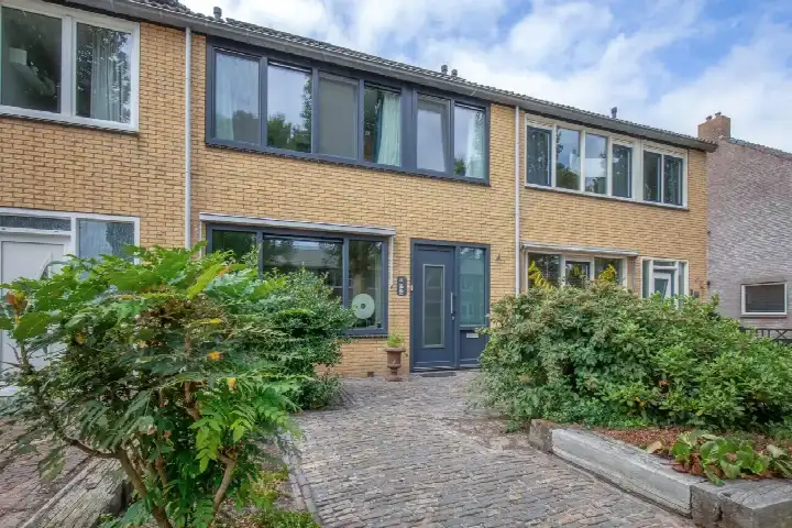Tussenwoning te koop: Bernhardlaan 11, Den Burg Den Burg