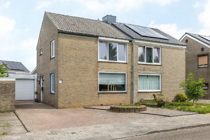 Hoekwoning te koop: Bernhardstraat 1, Puth Puth