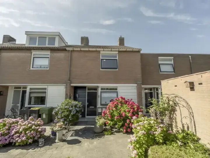 Terraced house for sale: Bestevaerplein 5, Oud-Beijerland Zeeheldenwijk Oud-Beijerland