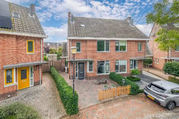 Twee-onder-één-kap te koop: Betje Wolffstraat 10, Sommelsdijk westplaat Sommelsdijk