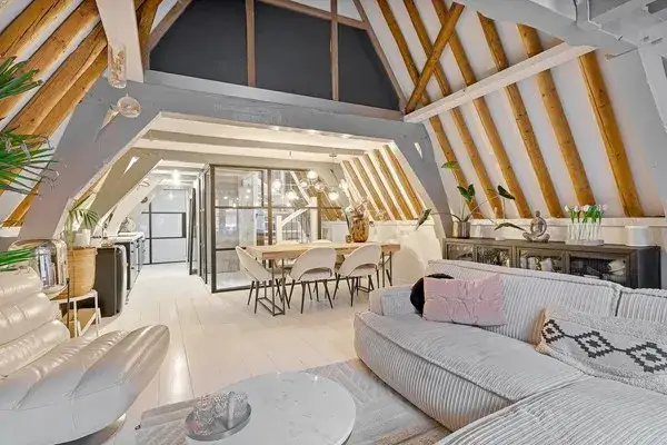 Apartment for sale: Beursstraat 29D, Oude Kerk e.o. Amsterdam