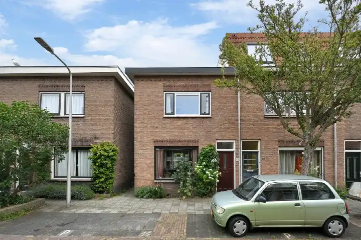 Hoekwoning te koop: Bijdorpstraat 42, Bloemenwijk Voorschoten