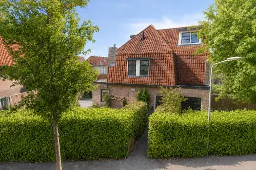 Twee-onder-één-kap te koop: Bilderdijklaan 23, Schrijverskwartier Hilversum