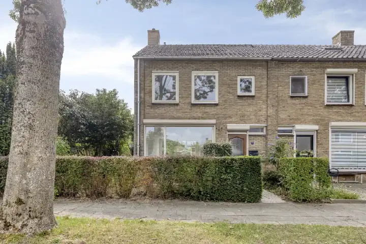 Hoekwoning te koop: Bisschop Adelboldlaan 1, Hertogenwijk Tiel