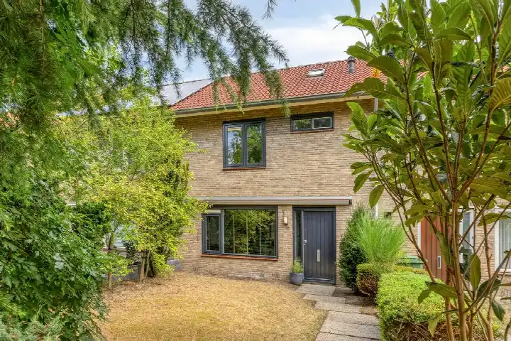 Terraced house for sale: Bisschop Bekkerslaan 50, Tempel Eindhoven