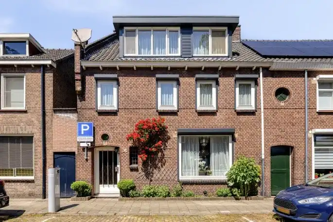 Corner house for sale: Bisschop van Zoesstraat 25, Pastorieklamp Oost Tilburg