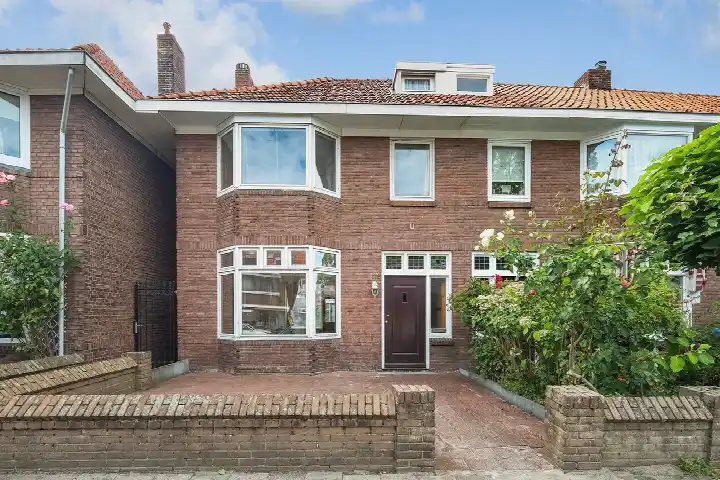 Corner house for sale: Bleeklaan 118, Zeeheldenbuurt Leeuwarden
