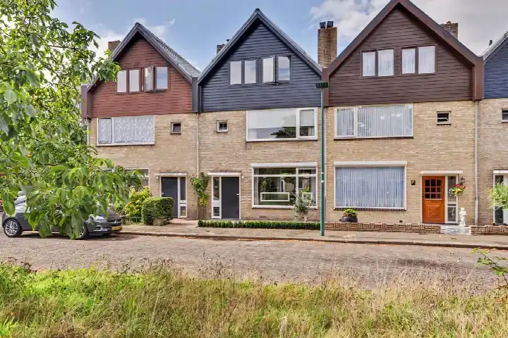 Terraced house for sale: Bloemaertstraat 3, West 2 Dongen