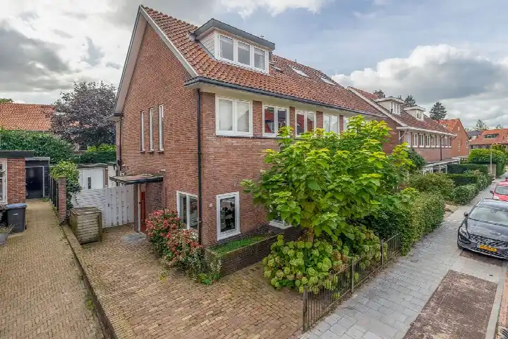 Twee-onder-één-kap te koop: Boreelstraat 13, Staatsliedenkwartier Hilversum