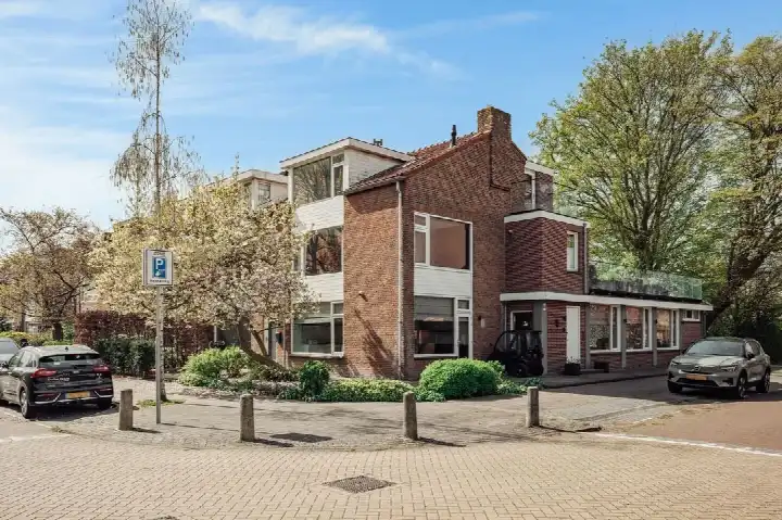 Hoekwoning te koop: Borssenburg 51, Vredeveldbuurt Amstelveen