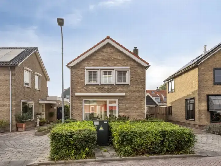 Detached house for sale: Bosdreef 44, Dirksland centrum Dirksland
