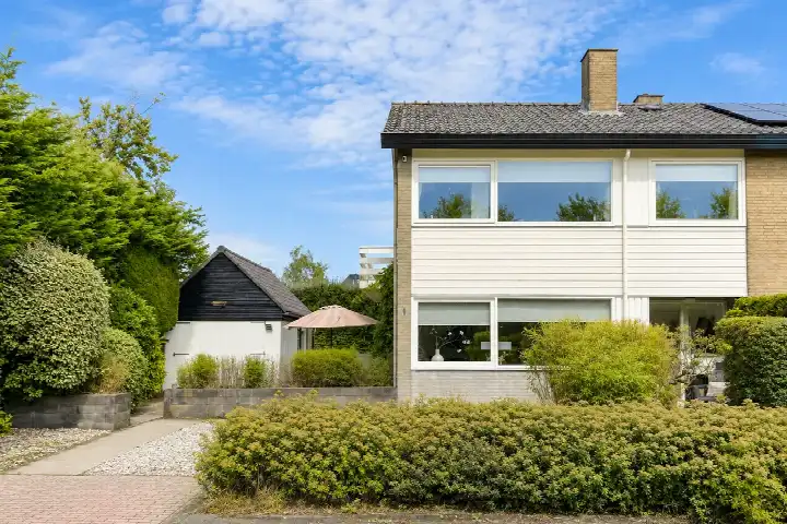 Twee-onder-één-kap te koop: Boterbloemweg 1, Kruidenbuurt Bergen (Nh)