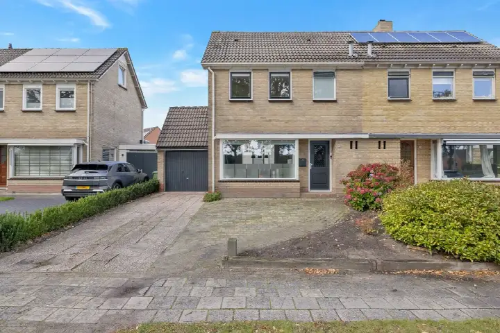 Terraced house for sale: Boveneind 80, Centrum Leek en omgeving Leek
