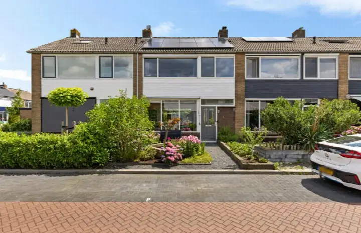 Tussenwoning te koop: Breitnerlaan 3, Laanzicht Woudenberg