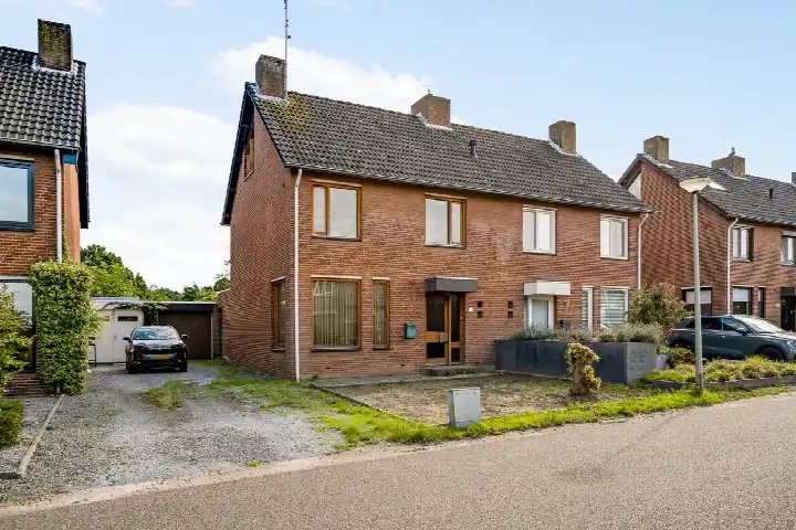 Tussenwoning te koop: Brugstraat 15, Kern Roggel Roggel