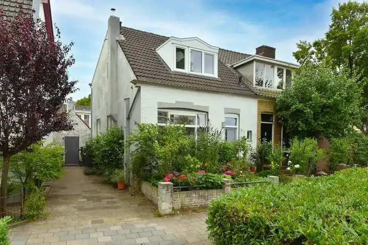 Twee-onder-één-kap te koop: Brugweg 21, Velp-Zuid beneden spoorlijn Velp (Ge)