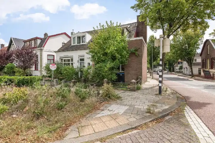 Twee-onder-één-kap te koop: Brugweg 23, Velp-Zuid beneden spoorlijn Velp (Ge)