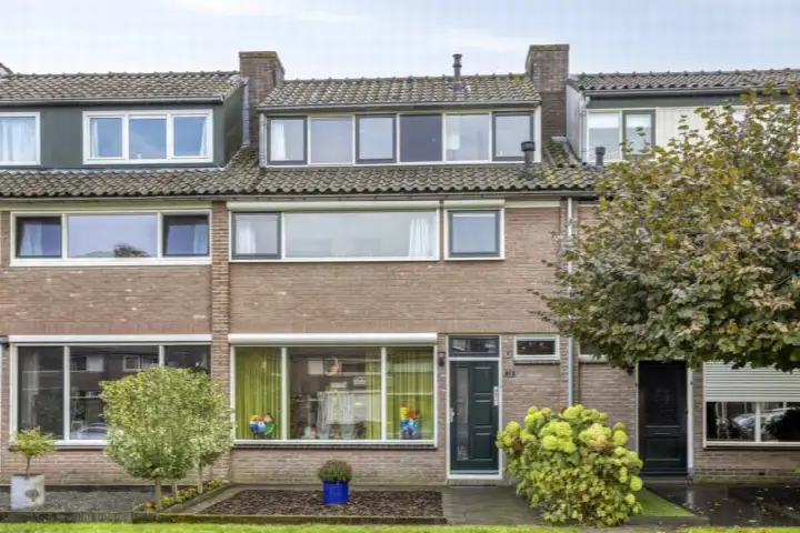 Tussenwoning te koop: Buizerdlaan 16, Dieren-Noord boven spoorlijn Dieren