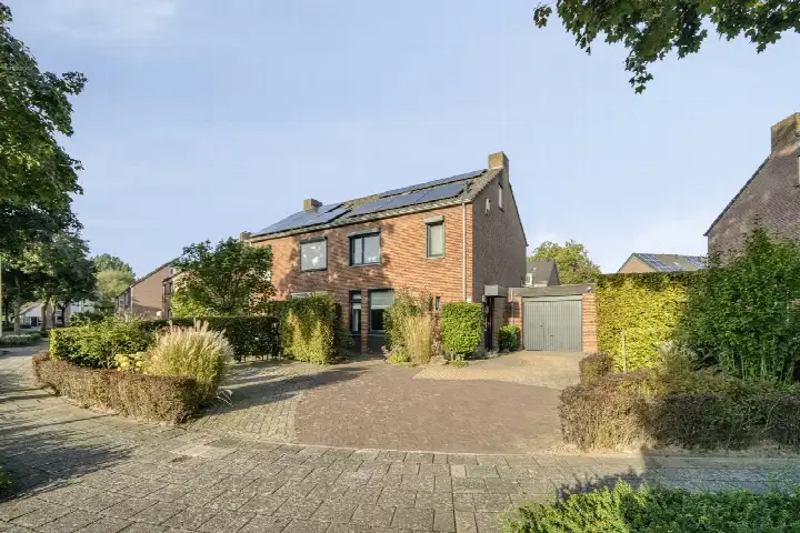 Tussenwoning te koop: Burg. Janssenring 42, De Riet Panningen Panningen