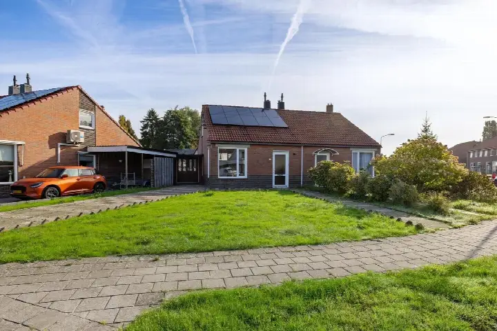 Semi-detached for sale: Burg v Roijenstr Oost 130, Burgemeester van Royenstraat en omgeving Hoogezand