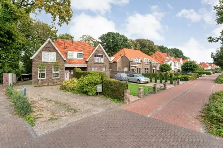 Twee-onder-één-kap te koop: Burg van der Lelysingel 1, Coevorden-Centrum Coevorden