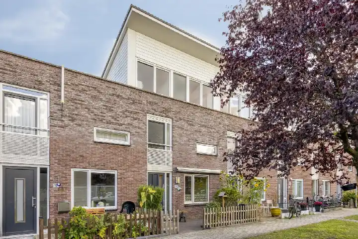 Terraced house for sale: Burg. Van Loghemplein 16, Burgemeestersbuurt Deventer